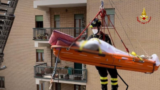 URBINO - Uomo soccorso al terzo piano di un appartamento dai vigili del fuoco